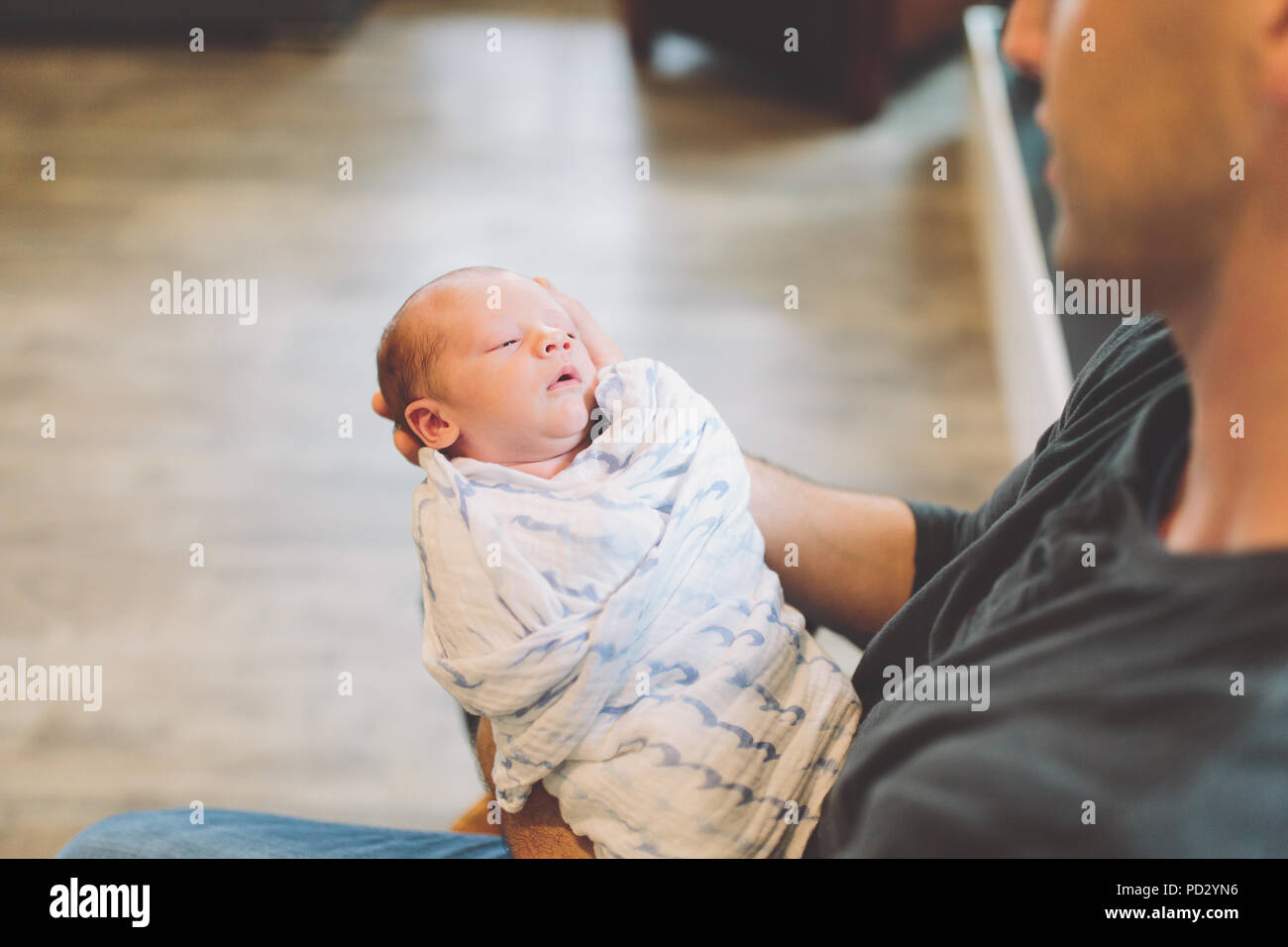 Padre holding neonato boy Foto Stock