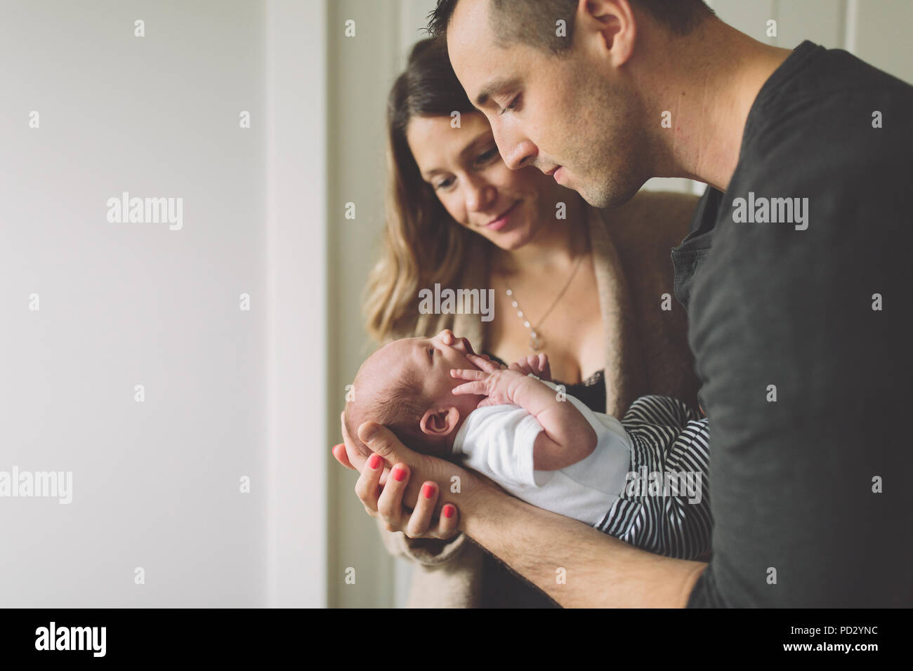 I nuovi genitori ammirando new born baby boy Foto Stock