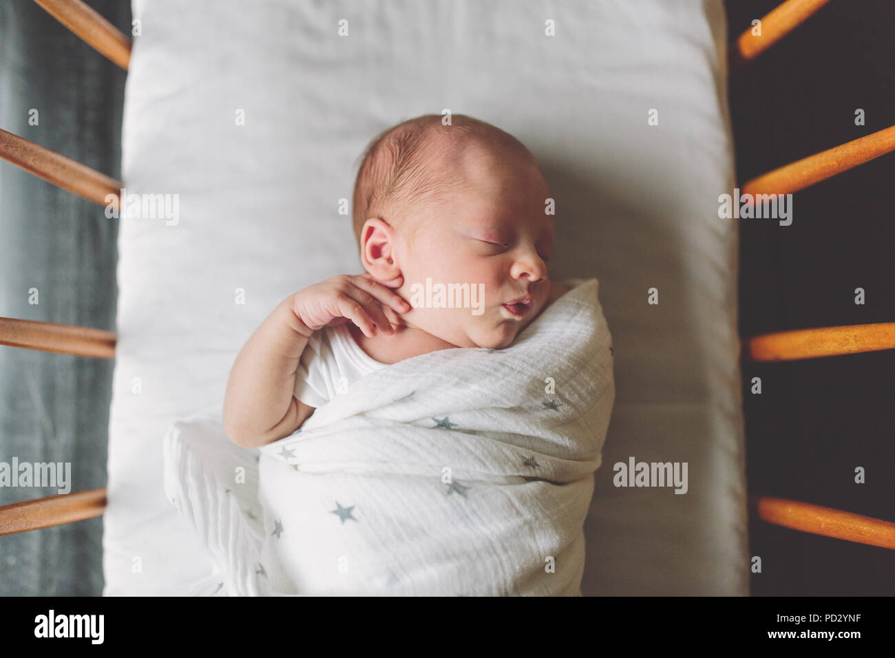 New Born Baby boy swaddled in culla, vista aerea Foto Stock