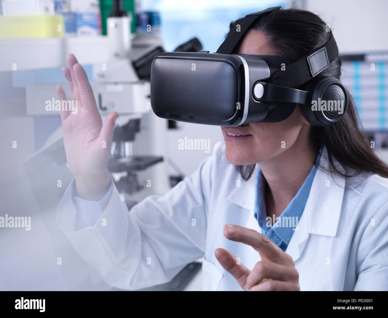 Scienziato utilizzando la realtà virtuale per capire un esperimento di ricerca in laboratorio Foto Stock