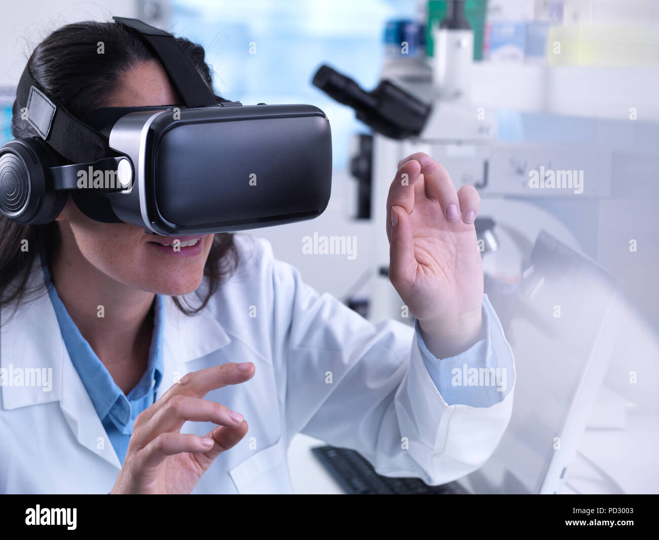 Scienziato utilizzando la realtà virtuale per capire un esperimento di ricerca in laboratorio Foto Stock