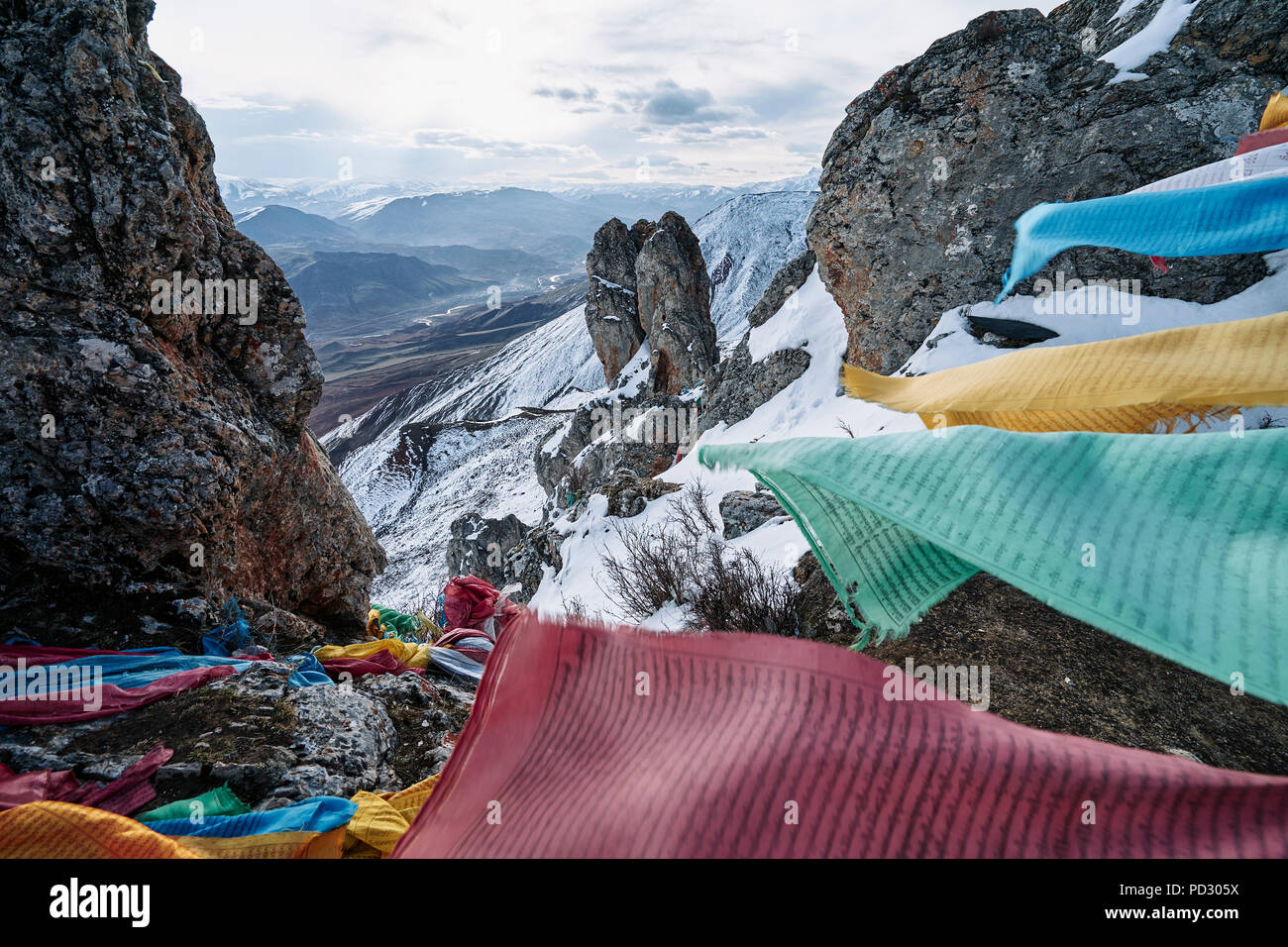 Mantra bandiere sulla cima della montagna, Dêngqên, Xizang, Cina Foto Stock