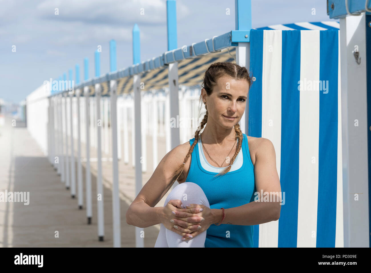 La donna a praticare yoga in spiaggia Foto Stock