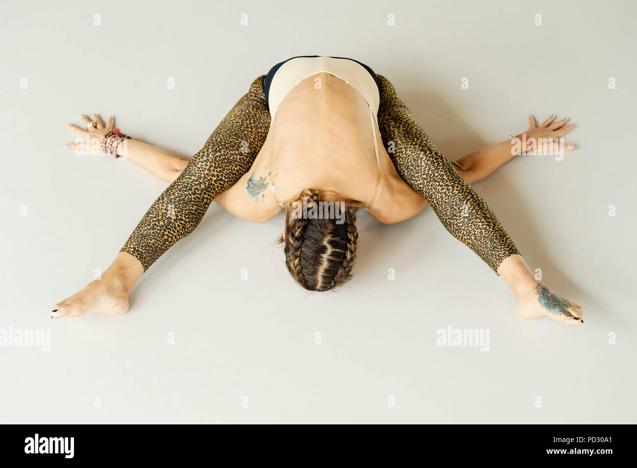 La donna a praticare yoga sul pavimento Foto Stock