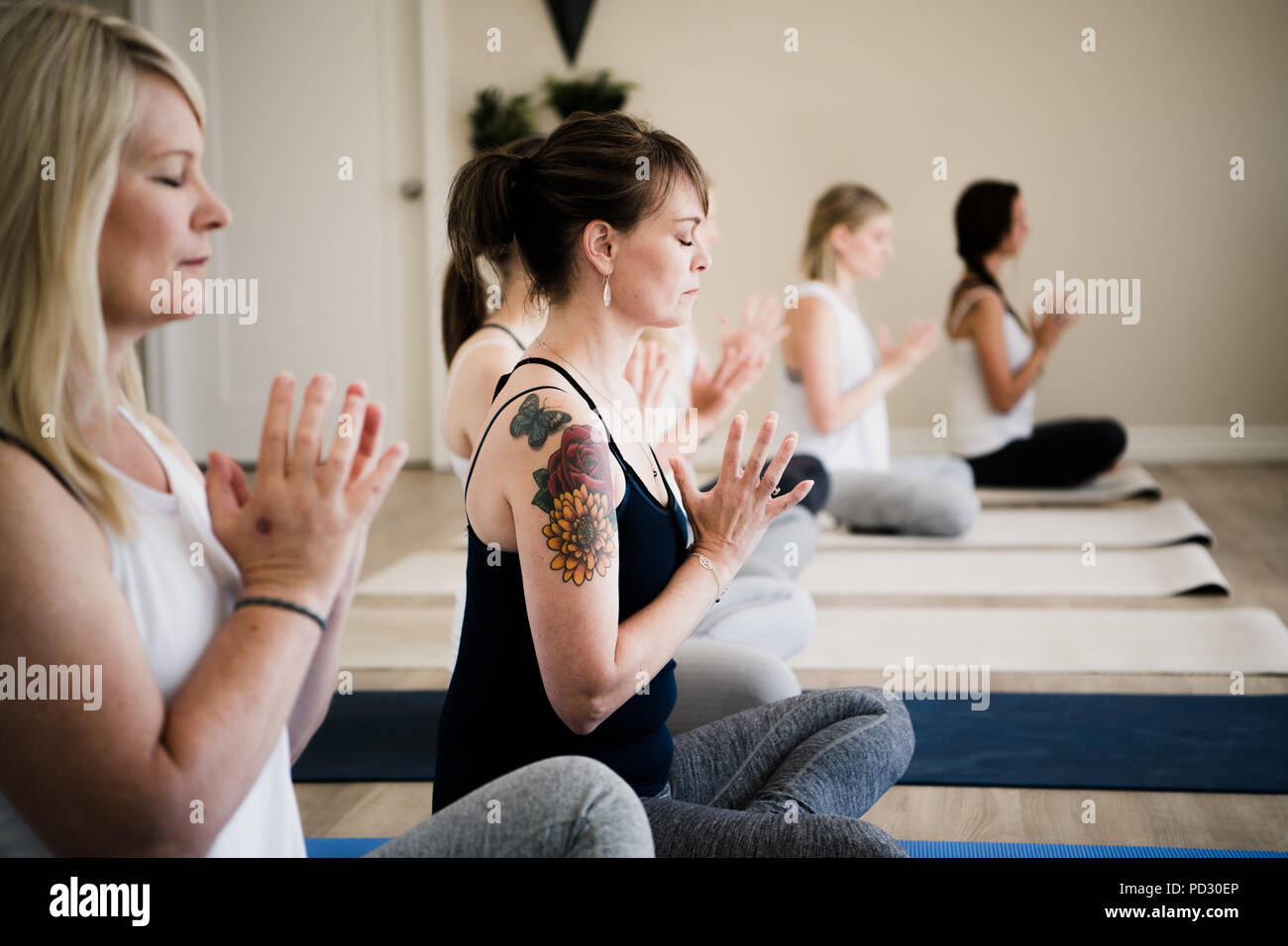Le donne al ritiro di yoga Foto Stock