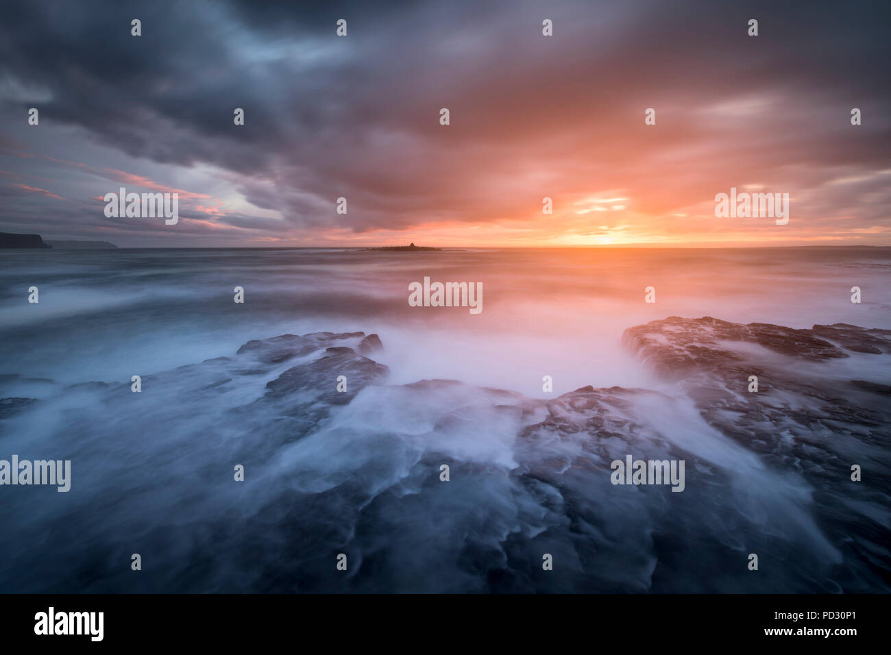 Tempestoso tramonto in inverno, Crab Island, Doolin, Clare, Irlanda Foto Stock