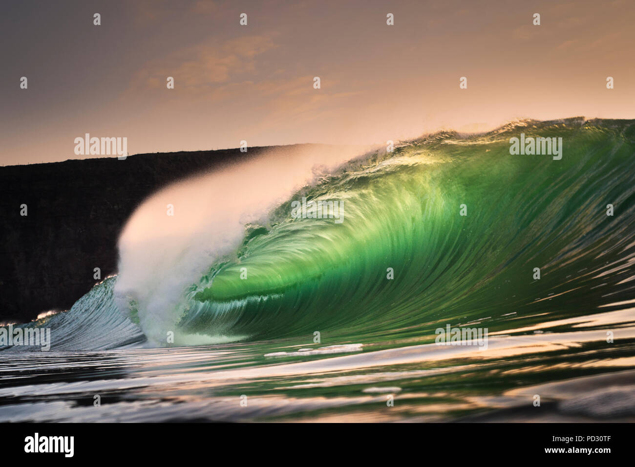 Riley's onda, una gigantesca onda barreling, Kilkee, Clare, Irlanda Foto Stock
