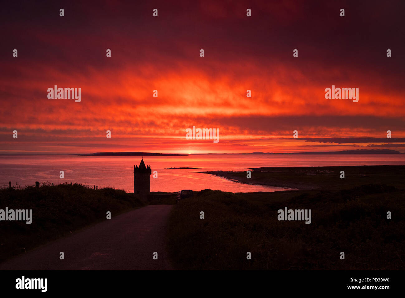 Il castello di Doonagore al tramonto, Doolin, Clare, Irlanda Foto Stock