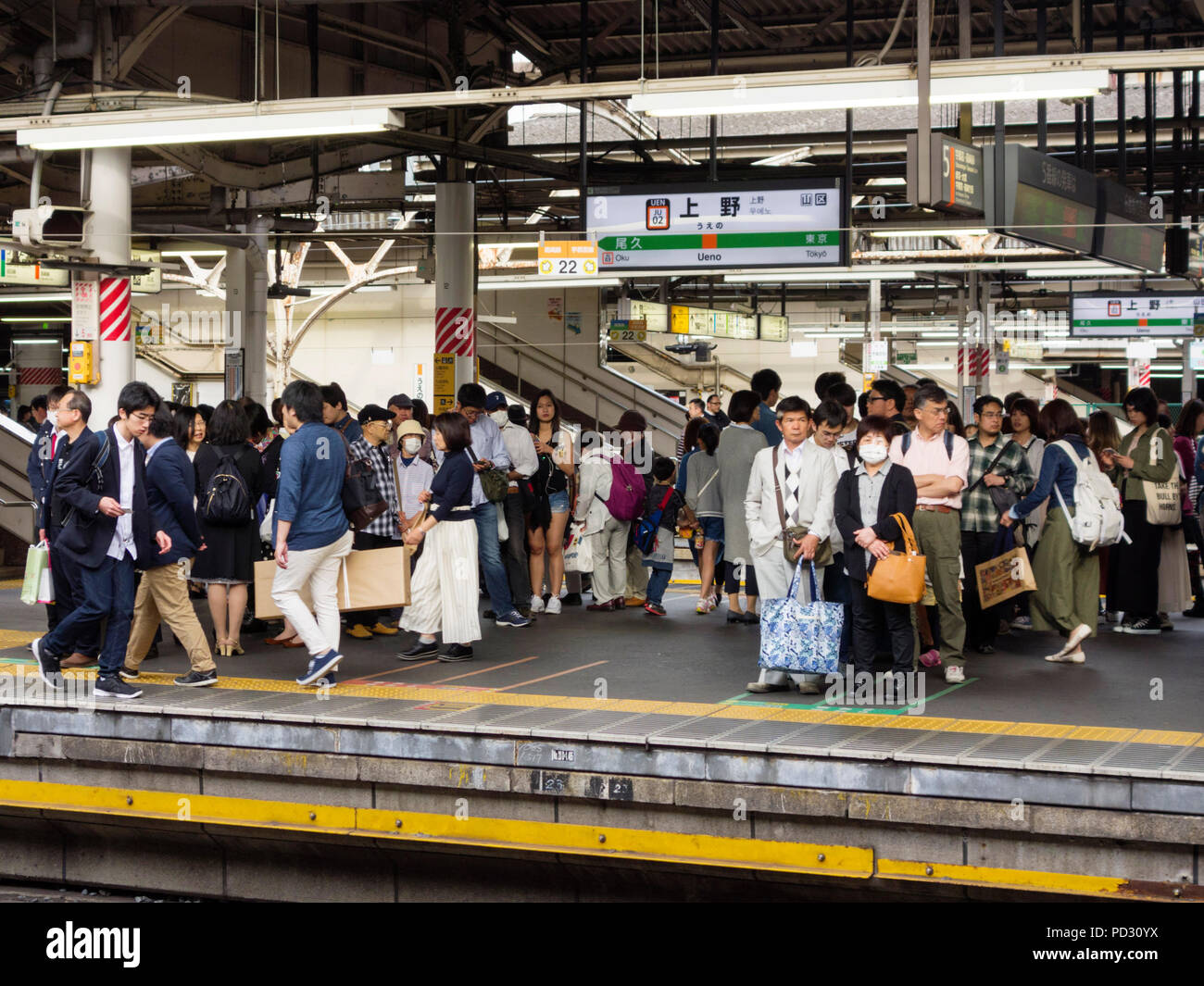 La folla in coda per il treno nella stazione di Ueno, Tokyo, Giappone Foto Stock