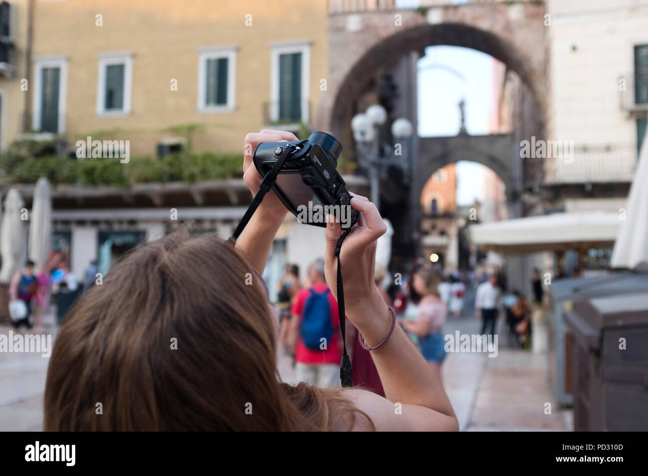 Turista femminile di scattare le foto all'interno di città storica Foto Stock