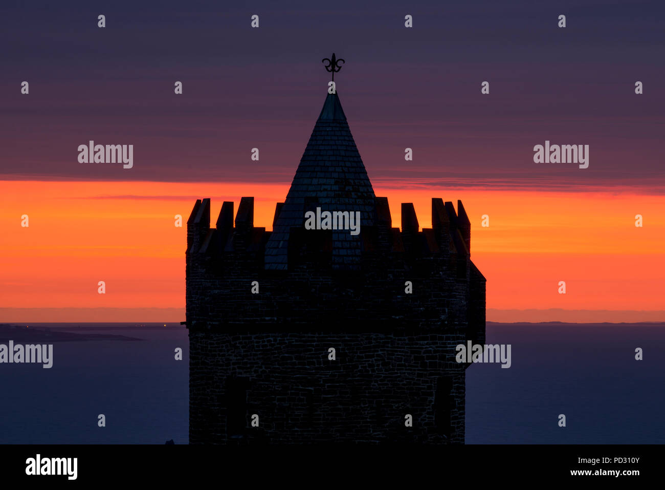 Il castello di Doonagore al tramonto, Doolin, Clare, Irlanda Foto Stock