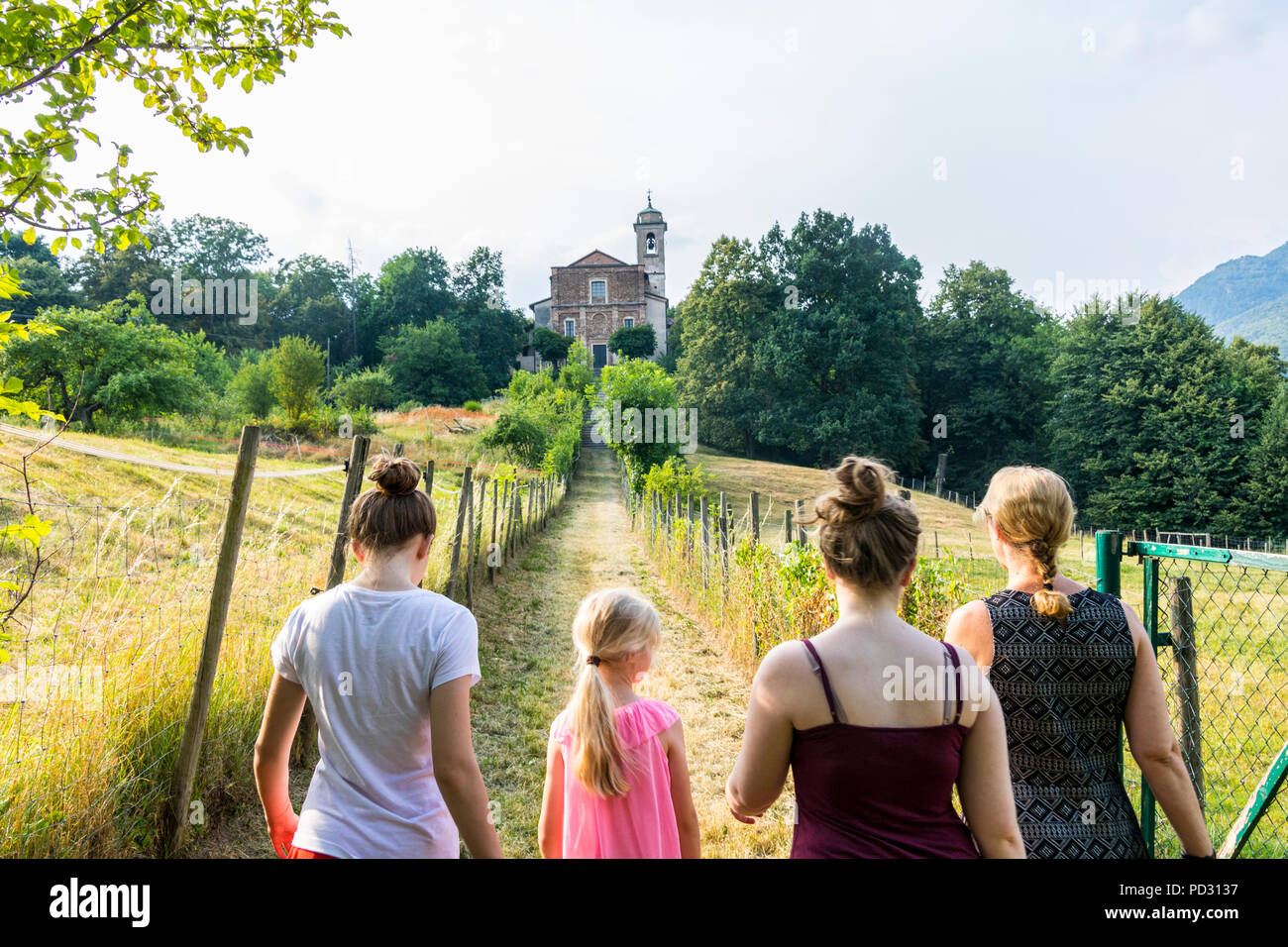 Chiesa di San Giorgio e di Maria Immacolata, san giorgio chiesa, Origlio, Ticino Svizzera gente camminare a piedi di sera la vita migliore stile di vita sano Foto Stock