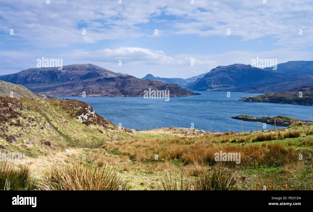 Loch Glendhu visto dalla collina sopra Kylestrome, la pila di glencoul visibile all'orizzonte. Sutherland, Highlands scozzesi, Scozia UK. Foto Stock