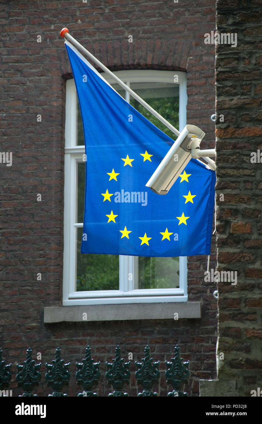 Europa - monitoraggio - una telecamera di sicurezza di fronte la bandiera europea Foto Stock