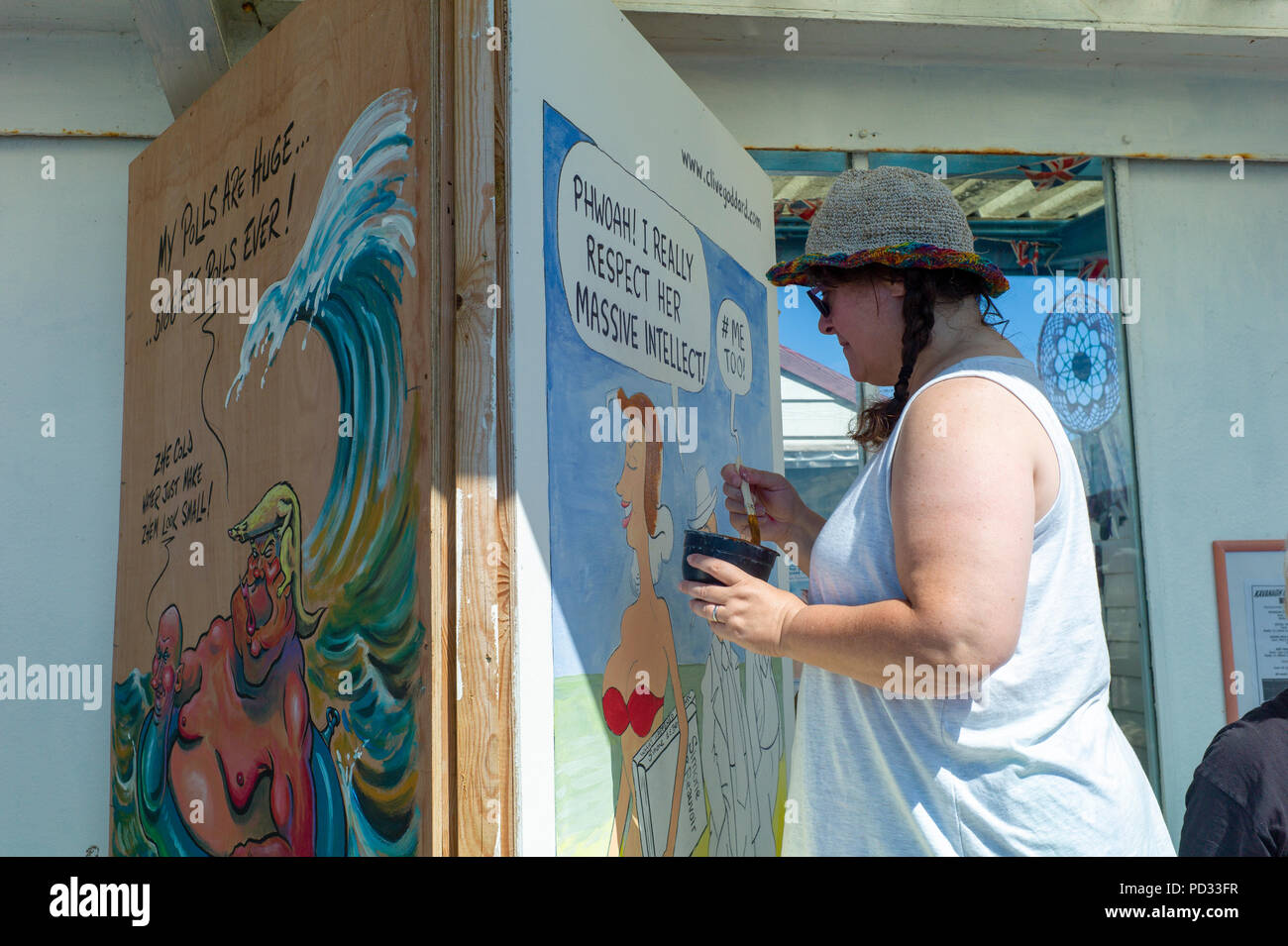 Disegnatore presso il molo Herne Bay come parte dell'Herne Bay Cartoon Festival che si tiene annualmente Foto Stock
