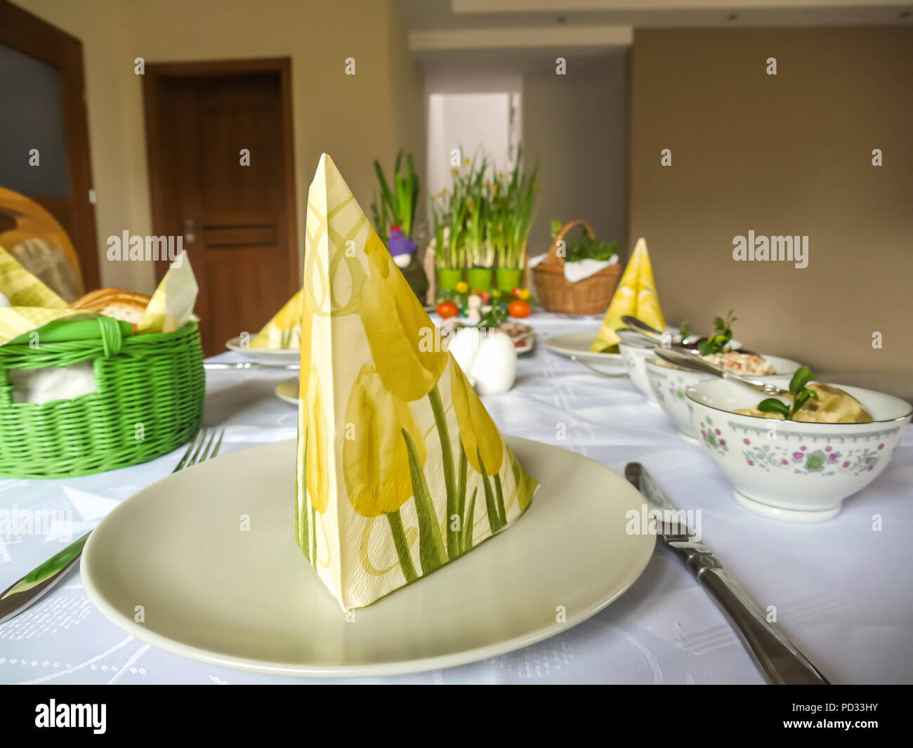 Tradizionale pasquale polacco tavolo per la colazione con cibi di stagione e decorazioni Foto Stock
