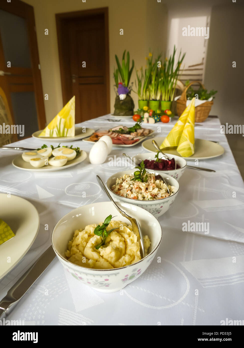 Tradizionale pasquale polacco tavolo per la colazione con cibi di stagione e decorazioni Foto Stock