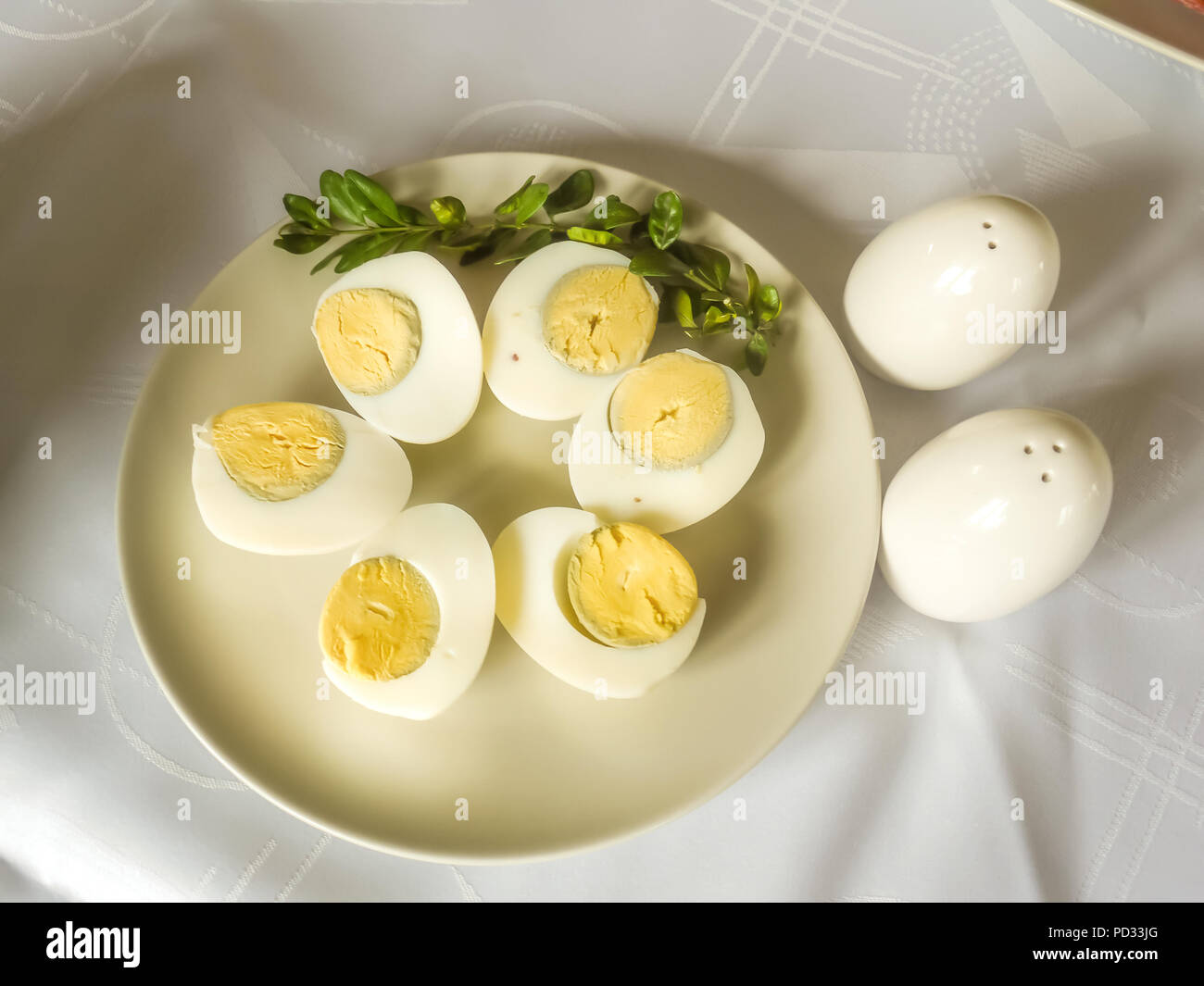 Tradizionale pasquale polacco uova sode servite sulla piastra posta sul tavolo bianco panno Foto Stock