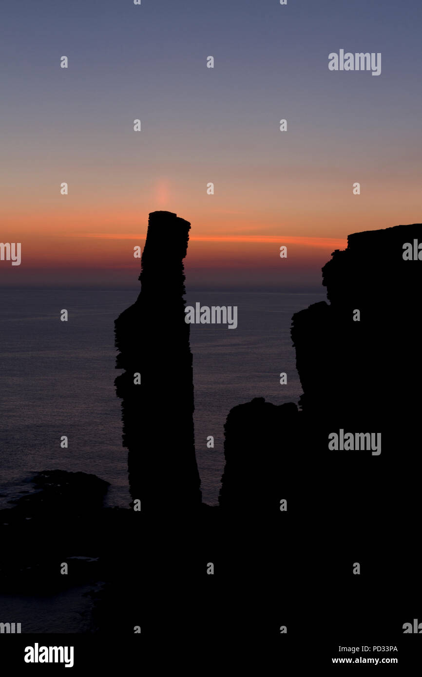 Il vecchio uomo di mare Hoy pila al crepuscolo, Orkney Isles Foto Stock