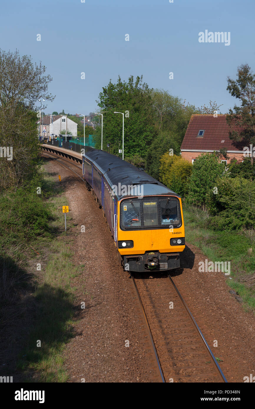 Una rampa settentrionale classe 144 treno dello stimolatore a Dodworth stazione ferroviaria sulla traccia singola linea Penistone Foto Stock