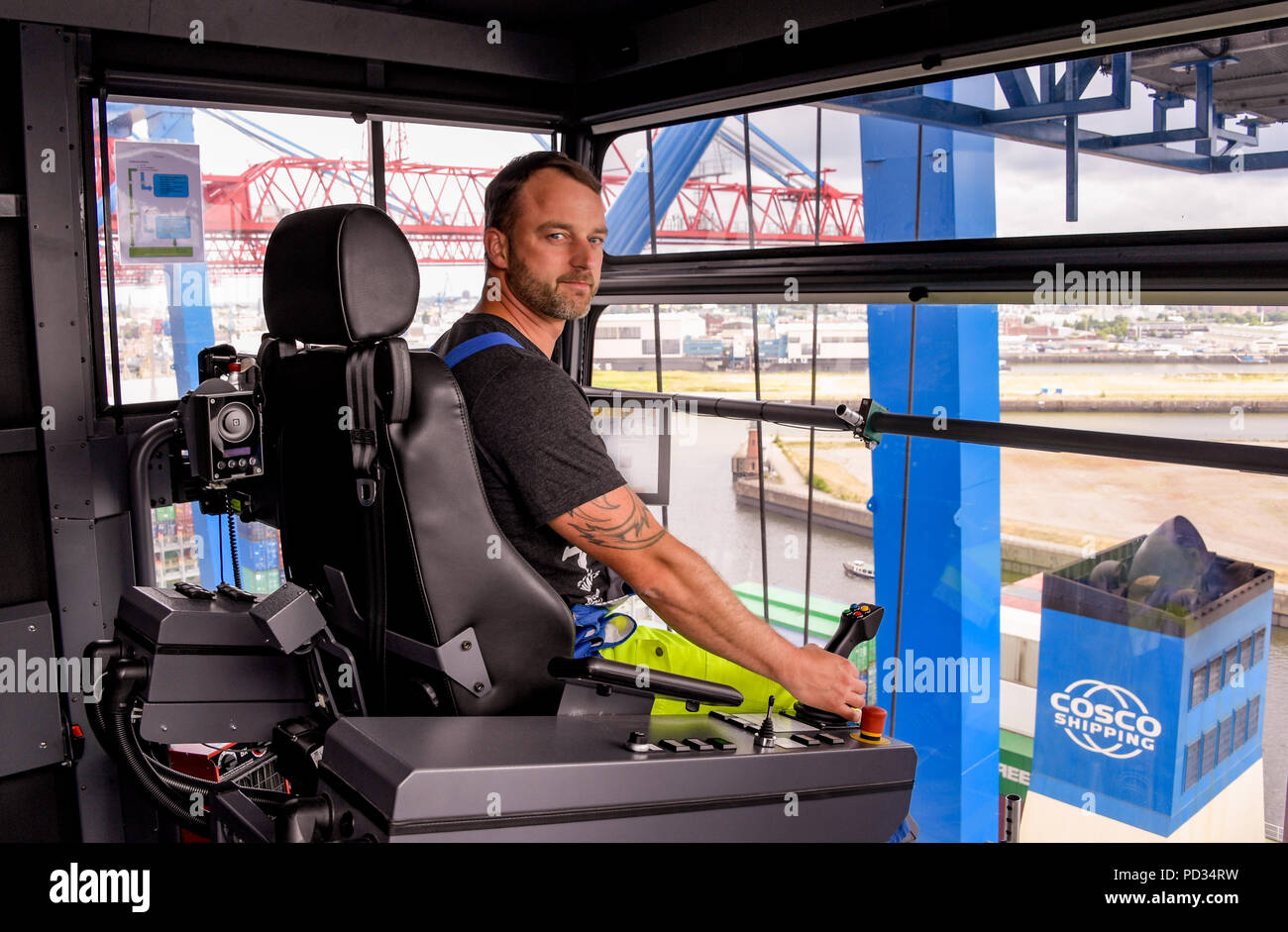 Amburgo, Germania. 10 Luglio, 2018. Benjamin Lueders, Gruista, siede in una cabina di controllo di una gru a portale ad una altezza di 54 metri. Credito: Axel Heimken/dpa/Alamy Live News Foto Stock