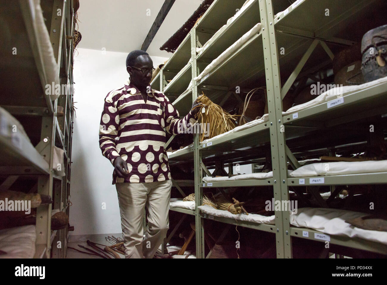 Nairobi, in Kenya. 04 Ago, 2018. Dennis Opudo, capo del reparto antropologico del Nairobi National Museum, è parte integrante del museo è la collezione etnografica. Credito: Gioia Forster/dpa/Alamy Live News Foto Stock
