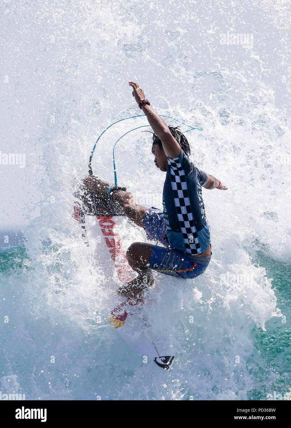 Los Angeles, Stati Uniti d'America. 5 Ago, 2018. Kanoa Igarashi del Giappone compete durante l'uomo finale in US Open surf in Los Angelels, gli Stati Uniti il 5 agosto 2018. Igarashi ha vinto il titolo dell'evento. Credito: Zhao Hanrong/Xinhua/Alamy Live News Foto Stock