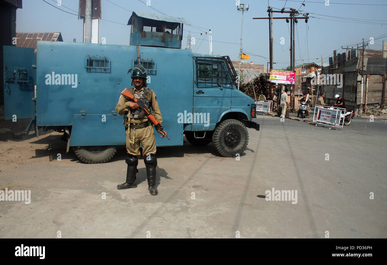 Srinagar, .KASHMIR .06.Agosto un Indiano trooper paramilitari sta di guardia di fronte a negozi chiusi il secondo giorno di scioperi chiamato dai separatisti del Kashmir contro i tentativi di revocare gli articoli 35A e 370 . (JRL) ha chiamato per una due giorni di sciopero la domenica e il lunedì-come la Corte Suprema aggiornate audizione; per iniziare a partire dal mese di agosto 27.©Sofi Suhail/Alamy Live News Foto Stock