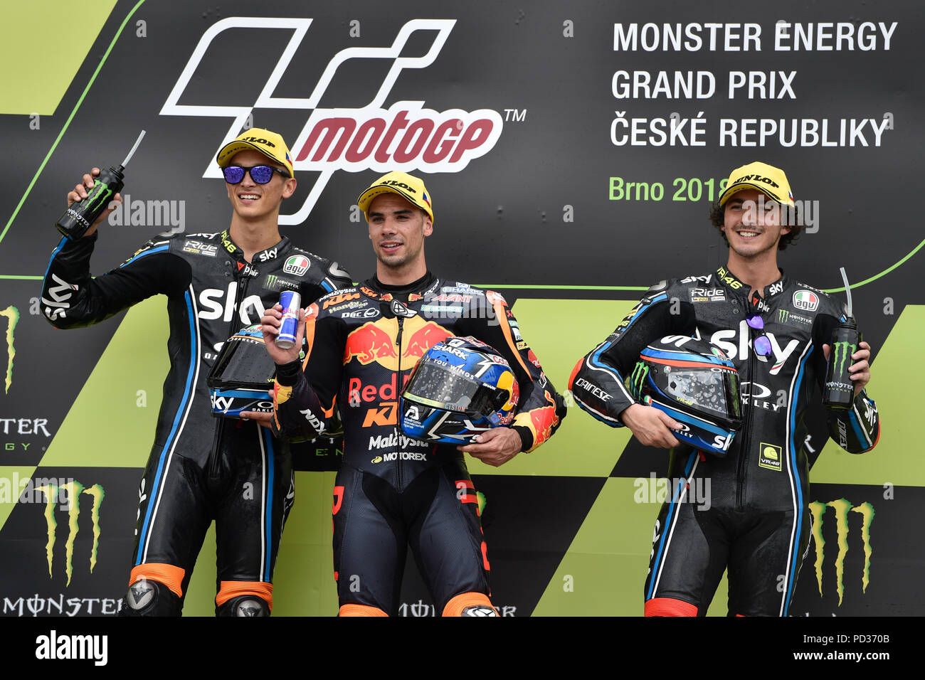 Brno, Repubblica Ceca. 05 Ago, 2018. Da sinistra terza FRANCESCO BAGNAIA d'Italia, vincitore MIGUEL OLIVEIRA del Portogallo e secondo Luca marini di Italia dopo il Gran Premio della Repubblica ceca decimo di moto da strada del Campionato del Mondo di evento nella categoria Moto2 a Brno, in Repubblica Ceca, 5 agosto 2018. Credito: Vaclav Salek/CTK foto/Alamy Live News Foto Stock