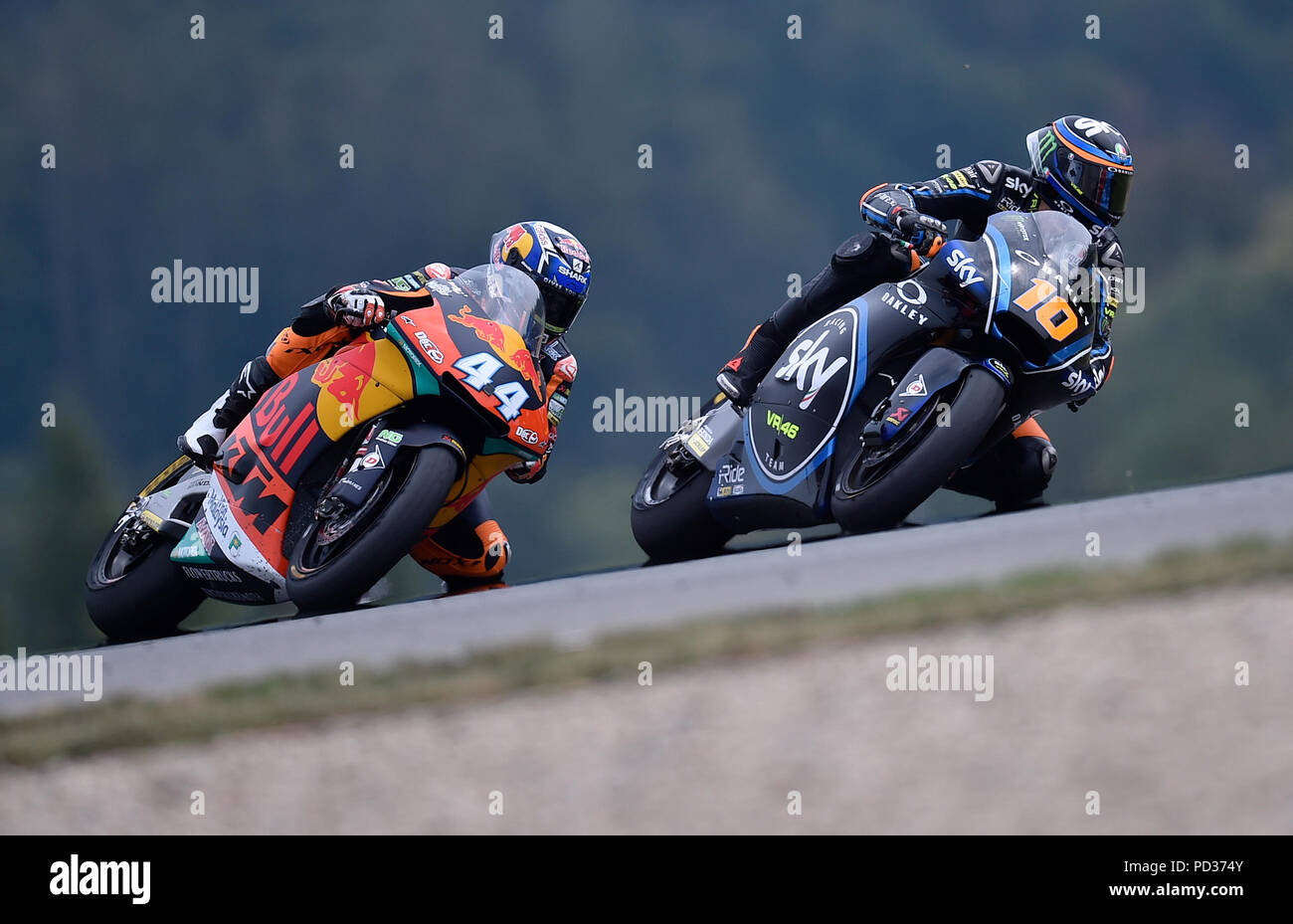 Da sinistra vincitore MIGUEL OLIVEIRA del Portogallo e secondo LUCA MARINI dell Italia in azione durante il Gran Premio della Repubblica ceca decimo di moto da strada del Campionato del Mondo di evento nella categoria Moto2 a Brno, in Repubblica Ceca, 5 agosto 2018. (CTK foto/Lubos Pavlicek) Foto Stock