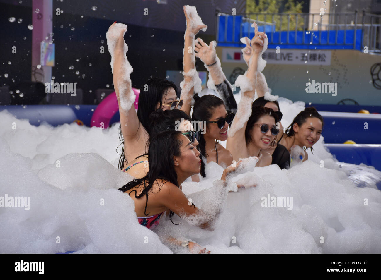 Beijin, Beijin, Cina. Il 6 agosto, 2018. Pechino, Cina-una bolla lotta è tenuto presso un centro commerciale a Pechino in Cina. Credito: SIPA Asia/ZUMA filo/Alamy Live News Foto Stock