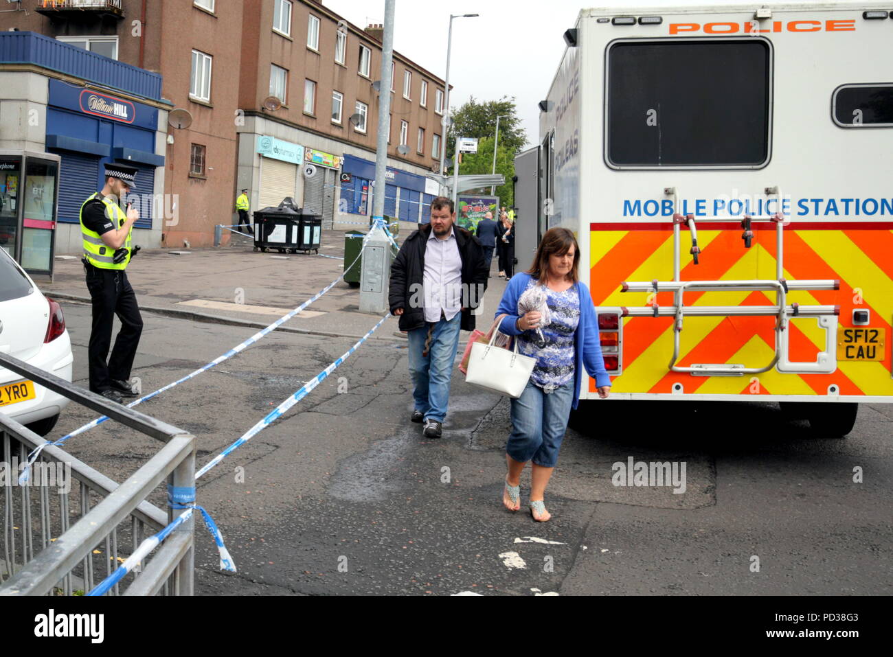 Glasgow, Scotland, Regno Unito 6 Kilbowie strada in Clydebank è la scena per le più recenti omicidi nella zona di Glasgow. Un uomo è morto ed un altro ferito come masse di forze di polizia è sceso sulla città la notte scorsa a sigillare la scena come il primo omaggio floreale è apparso questa mattina.. Gerard Ferry/Alamy news Foto Stock