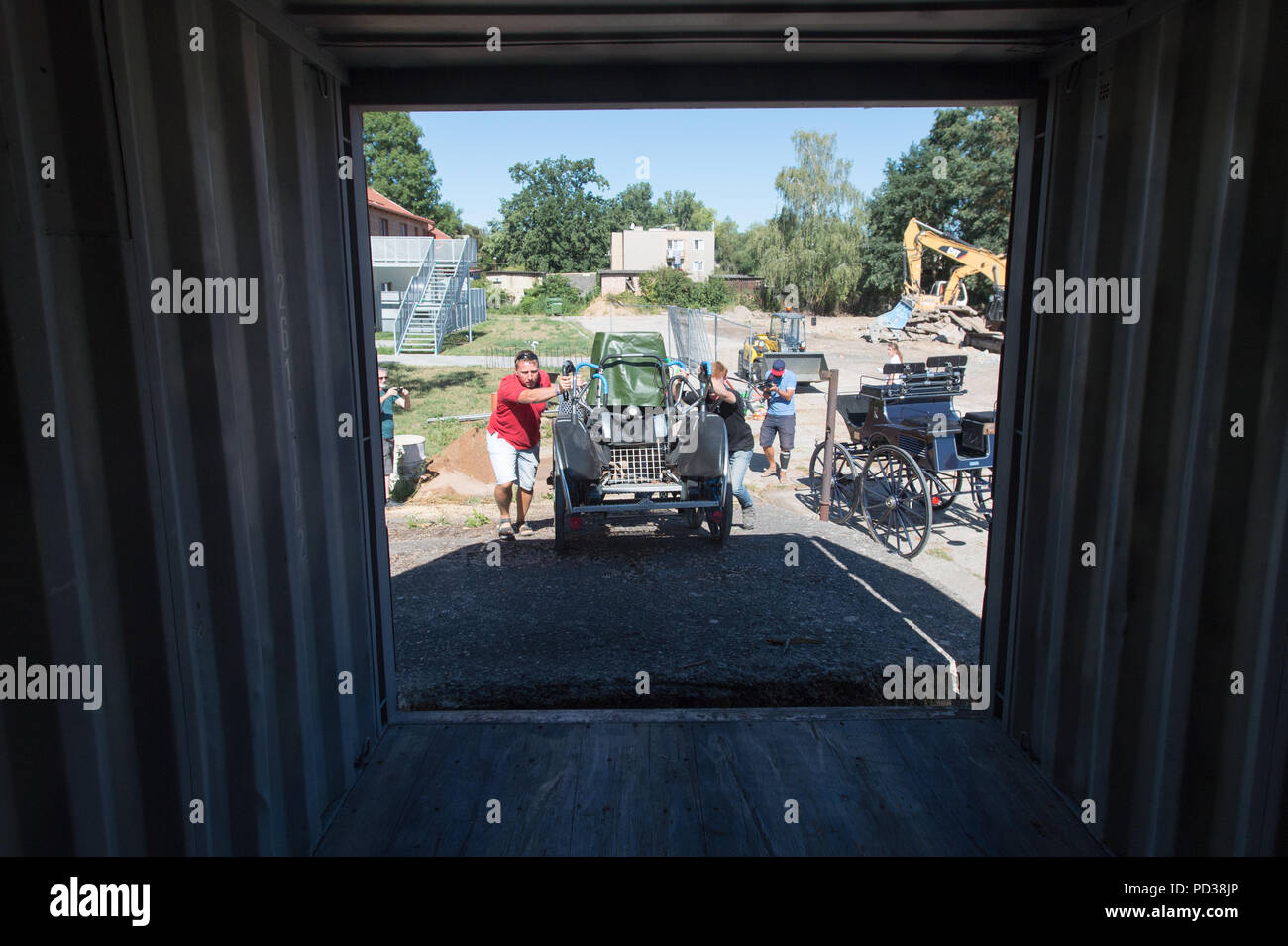 Kladruby Nad Labem, Repubblica Ceca. 06 Ago, 2018. Il caricamento delle apparecchiature per la guida della disciplina per 2018 FEI World Equestrian Games in Tryon, vicino mulino a molla, North Carolina, USA, è visto nel National Stud a Kladruby nad Labem, Repubblica Ceca, il 6 agosto 2018. Credito: Josef Vostarek/CTK foto/Alamy Live News Foto Stock