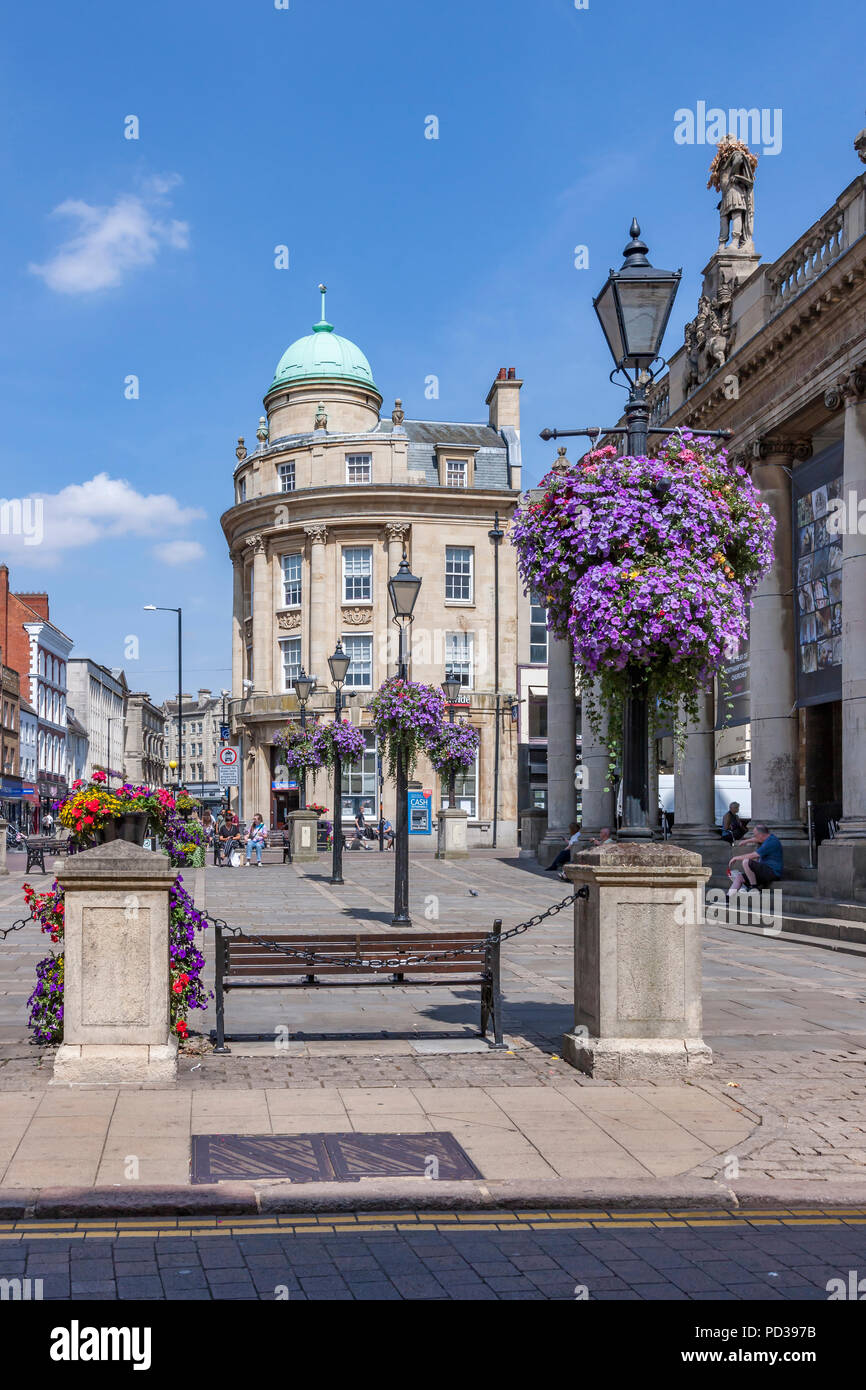 Northampton. U.K. Meteo. Il 6 agosto 2018. In un luminoso pomeriggio in centro città guardando verso il panneggio e Chiesa di Tutti i Santi. Credito: Keith J Smith./Alamy Live News Foto Stock