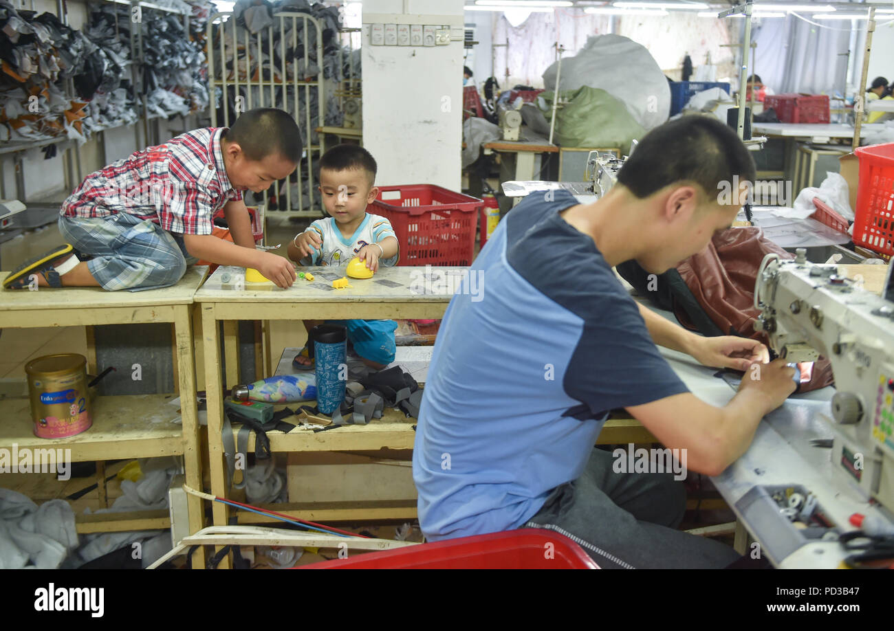 Shishi, la Cina della provincia del Fujian. 31 Luglio, 2018. I bambini  giocano con i giocattoli insieme ad una fabbrica di abbigliamento in Shishi  City, a sud-est della Cina di provincia del