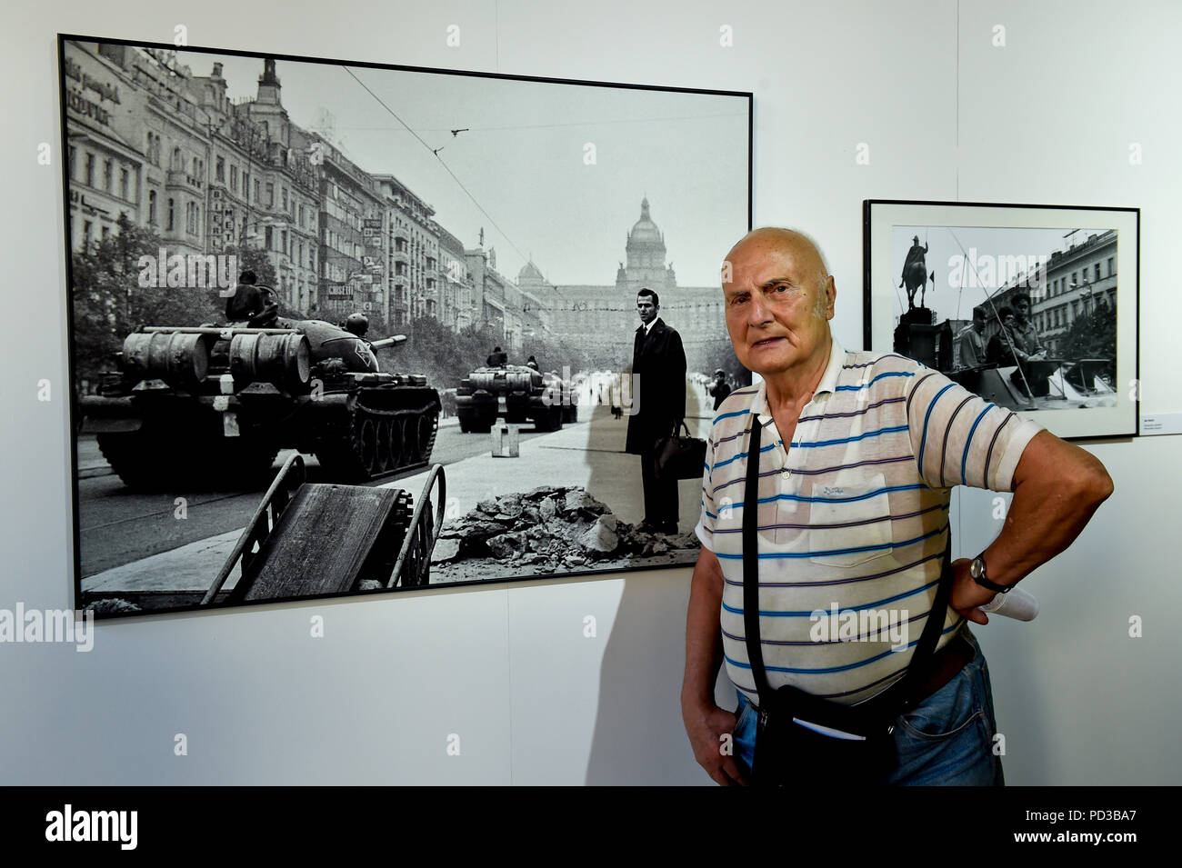 Una mostra fotografica di nome invasione sovietica/agosto 1968 è stato inaugurato presso la Sala Old-Town a Praga, nella Repubblica Ceca il 6 agosto 2018. Sulla foto Vladimir Lammer, fotografo, pone con la sua foto da agosto 1968. (CTK foto/Vit Simanek) Foto Stock