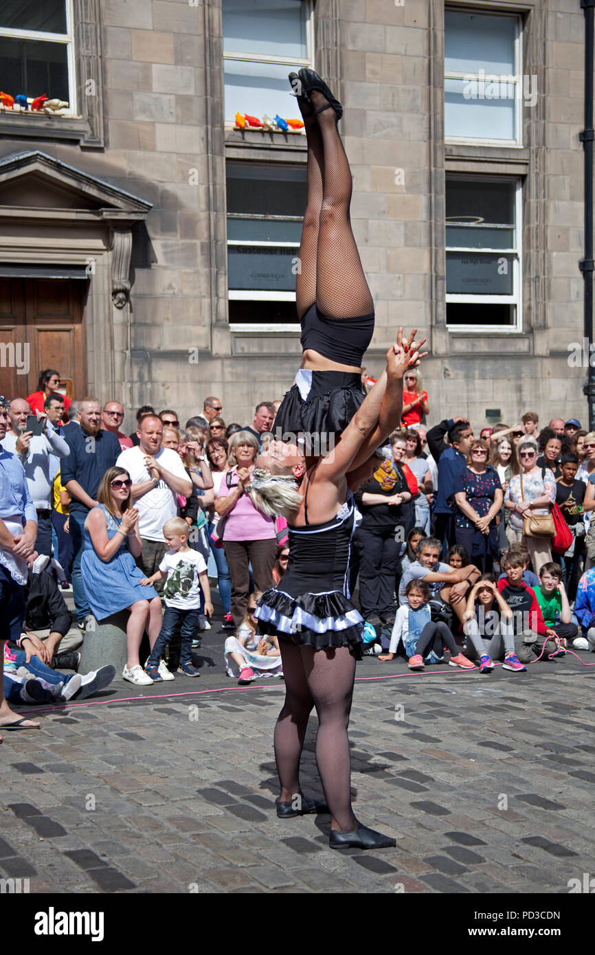 Edimburgo, Scozia, Regno Unito. 6 agosto 2018, Edinburgh Fringe Festival femmina degli artisti di strada sul Royal Mile. Foto Stock