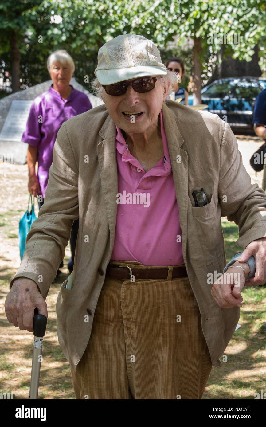 Londra, Regno Unito. 6 agosto 2018. Walter Wolfgang, 94-anno-vecchio superstite dell' Olocausto e lunga pace diruttori, sta sotto l'Hiroshima commemorativo ciliegio in Tavistock Square per l annuale Giornata di Hiroshima anniversario per ricordare le vittime del bombardamento atomico e le guerre in tutto il mondo. Credito: Mark Kerrison/Alamy Live News Foto Stock