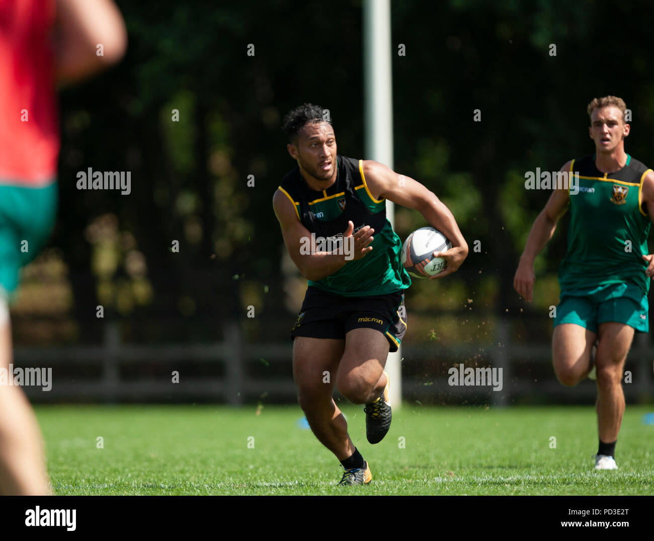 Northampton, Regno Unito. Il 6 agosto 2018. Nafi Tuitavake di Northampton Santi corre con la palla durante una sessione di formazione presso il contenuto Pre-Season giorno a Franklin's Gardens. Andrew Taylor/Alamy Live News Foto Stock