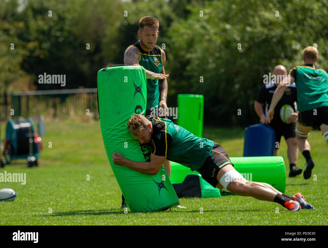 Northampton, Regno Unito. Il 6 agosto 2018. (L-R) Teimana Harrison e Mitch Eadie di Northampton Santi durante una sessione di formazione presso il contenuto Pre-Season giorno a Franklin's Gardens. Andrew Taylor/Alamy Live News Foto Stock