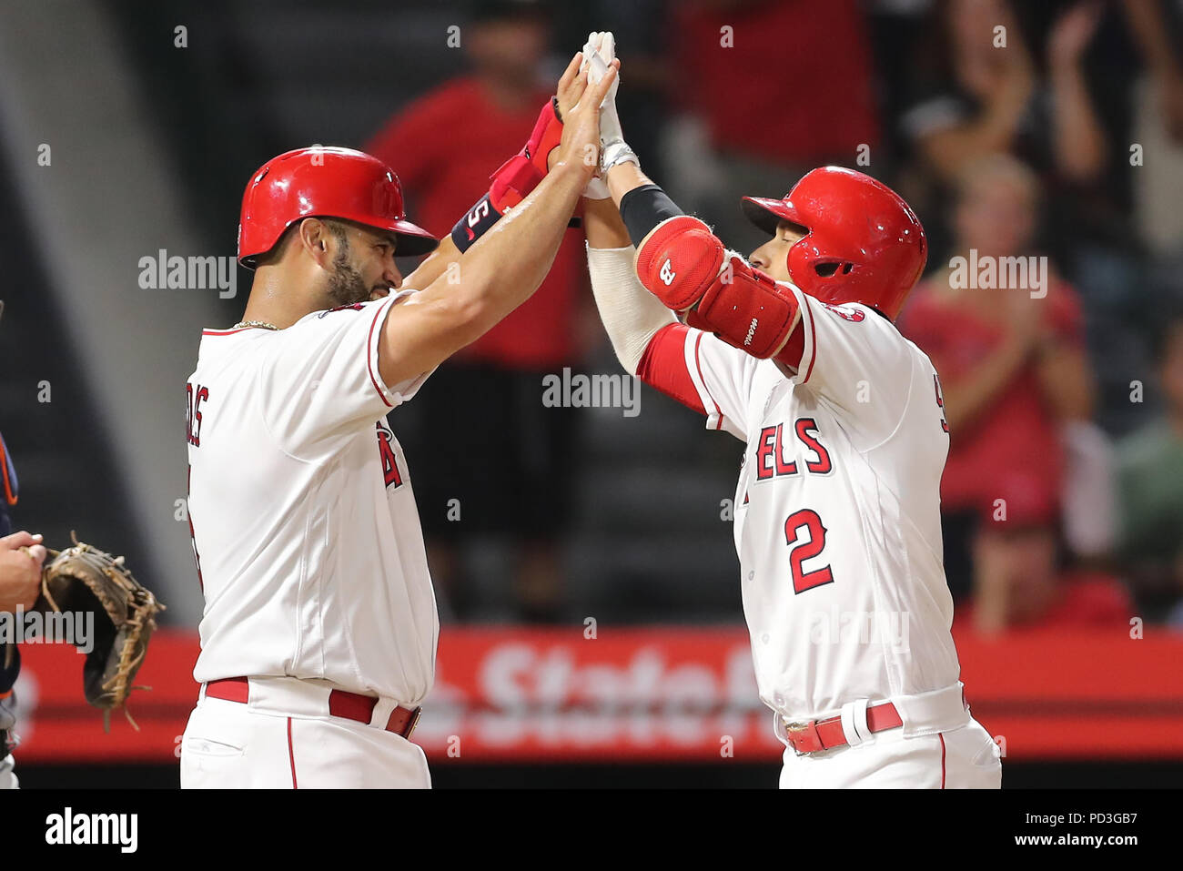 Los Angeles, Stati Uniti d'America. 6 agosto 2018: Los Angeles Angeli primo baseman Albert Pujols (5) e Los Angeles Angeli shorstop Andrelton Simmons (2) scambio di alta cinque a casa piastra dopo Simmon due run homer nel gioco tra il Detroit Tigers e Los Angeles gli angeli di Anaheim, Angel Stadium di Anaheim, CA, fotografo: Pietro Joneleit Credito: Cal Sport Media/Alamy Live News Foto Stock