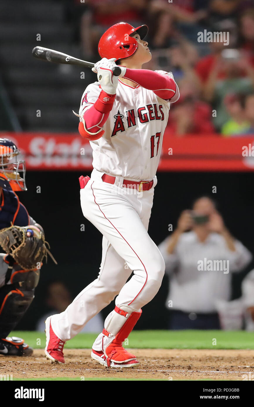 Los Angeles, Stati Uniti d'America. 6 agosto 2018: Los Angeles Angeli designati hitter Shohei Ohtani (17) gli occhi la sua pop volare nel gioco tra il Detroit Tigers e Los Angeles gli angeli di Anaheim, Angel Stadium di Anaheim, CA, fotografo: Pietro Joneleit Credito: Cal Sport Media/Alamy Live News Foto Stock