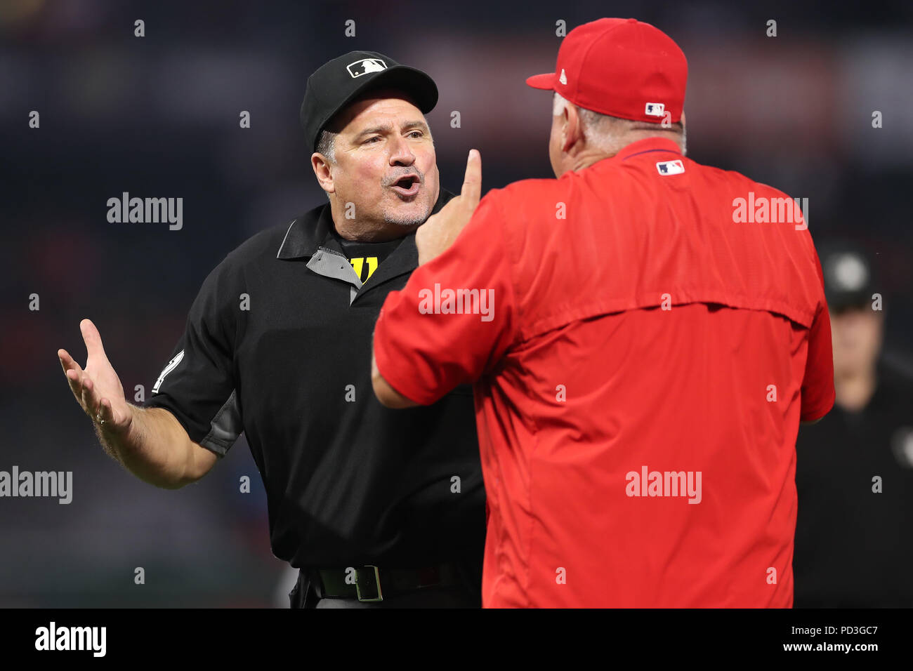 Los Angeles, Stati Uniti d'America. 6 agosto 2018: Los Angeles Angeli manager Mike Scioscia (14) sostiene appassionatamente una chiamata con home arbitro Tony Randazzo (11) del gioco tra il Detroit Tigers e Los Angeles gli angeli di Anaheim, Angel Stadium di Anaheim, CA, fotografo: Pietro Joneleit Credito: Cal Sport Media/Alamy Live News Foto Stock