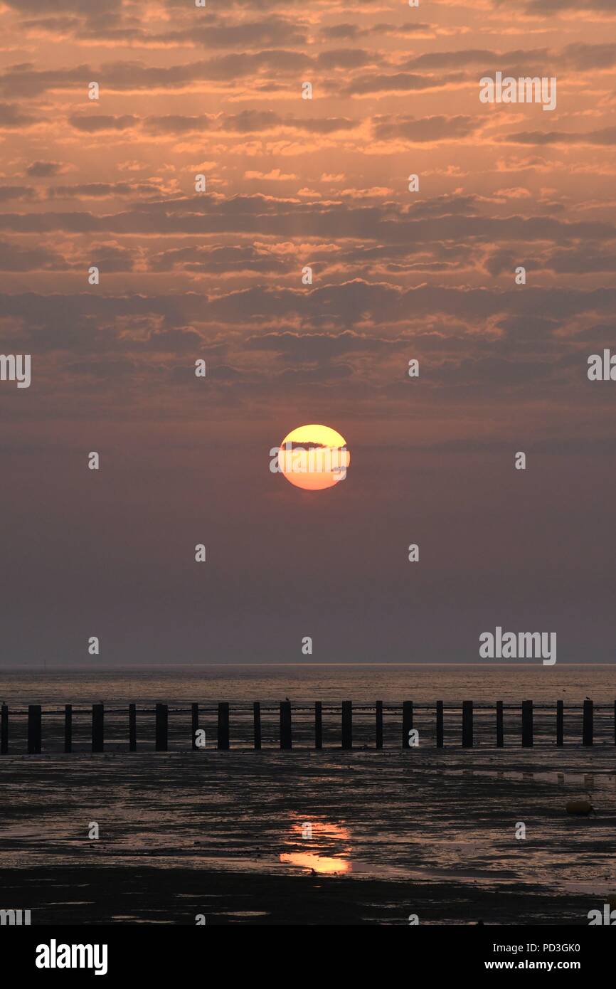 Shoeburyness, Southend-on-Sea, Essex, Regno Unito. Il 7 agosto, 2018. Meteo REGNO UNITO: Sunrise su East Beach, Shoeburyness Credit: Ben rettore/Alamy Live News Foto Stock