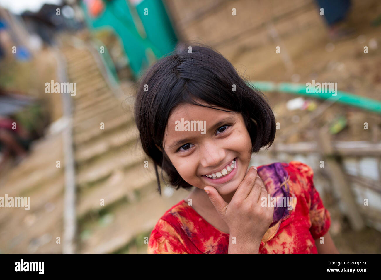 COX'S BAZAR, BANGLADESH - agosto 04 : un bambino rohingya sorriso all'interno di un campo di rifugiati in Cox bazar , Bangladesh il 04 agosto 2018. Foto Stock