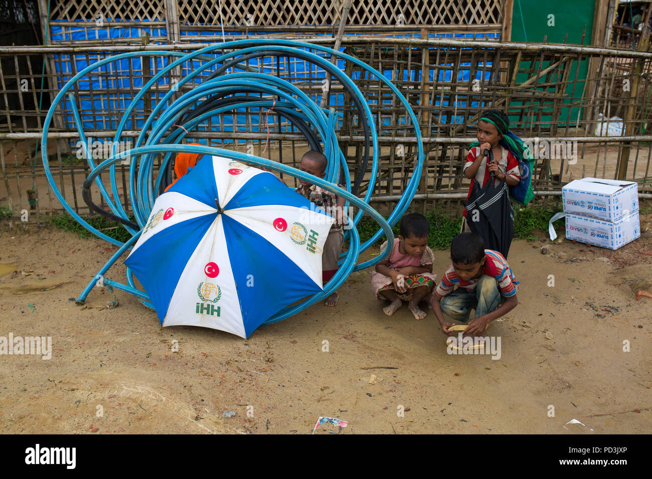 COX'S BAZAR, BANGLADESH - agosto 04 : Rohingya giocare i bambini all'interno di un campo di rifugiati in Cox bazar , Bangladesh il 04 agosto 2018. Foto Stock