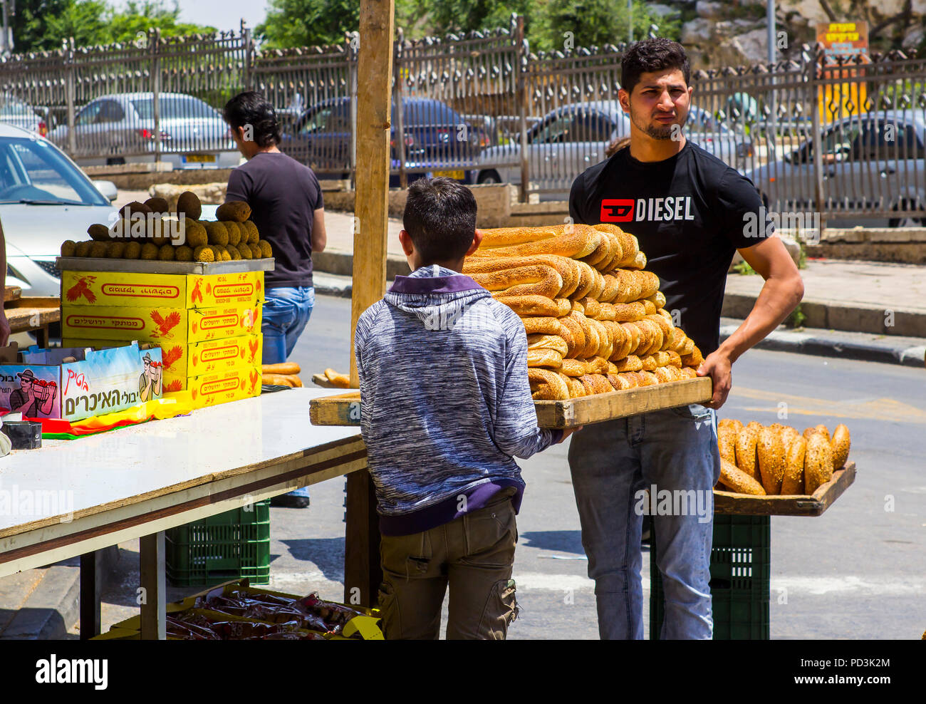 11 maggio 2018 un fornitore di pane alla giunzione occupato di Nablus Road e Sultan uleiman Street in arabo il Quartiere Musulmano di Gerusalemme Israele avvicinando t Foto Stock