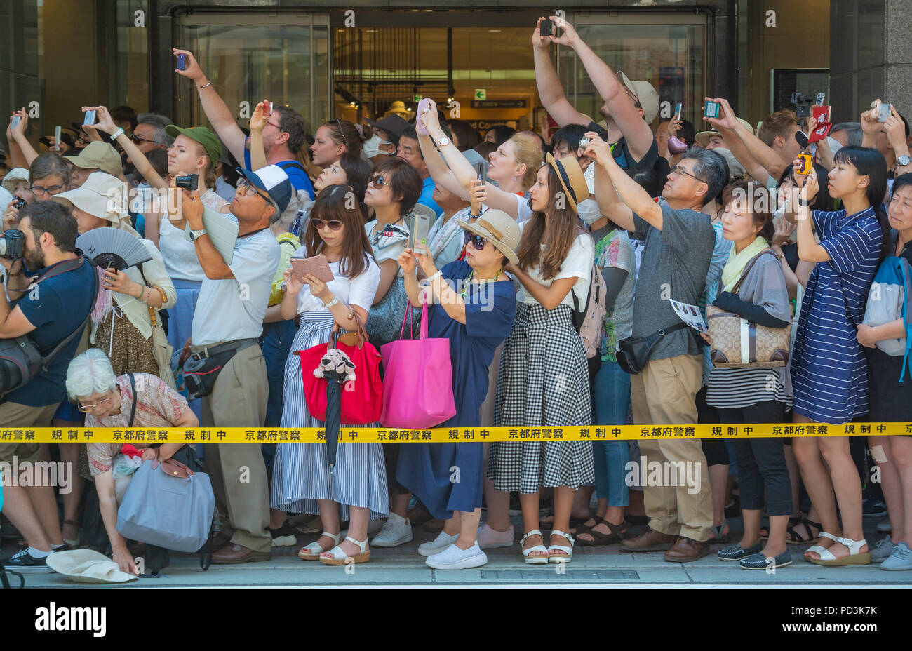 Giapponese ed estero pubblico al Gion Matsuri, Kyoto, Giappone, 2018 Foto Stock