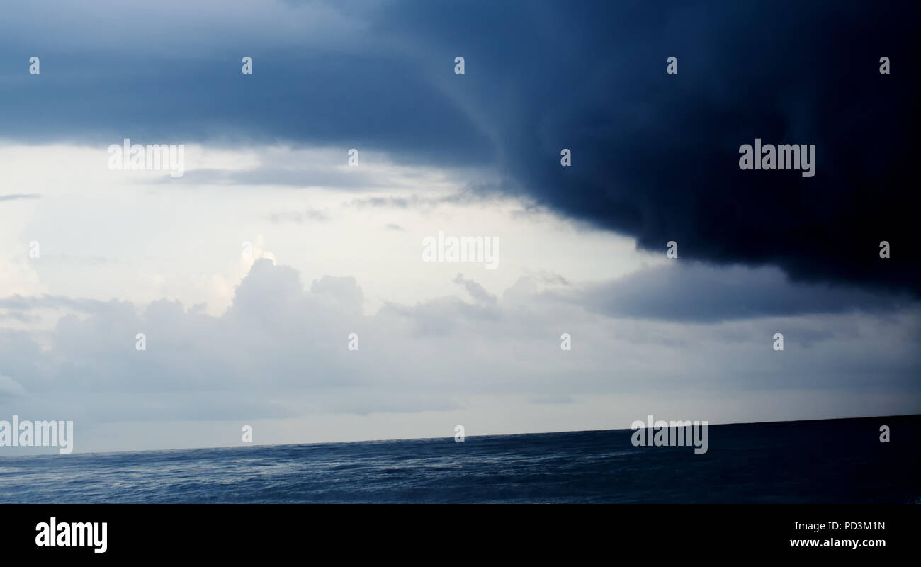 La nube scura Foto Stock