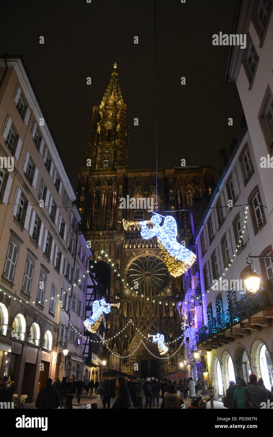 La cattedrale di Strasburgo con luci di angelo Foto Stock